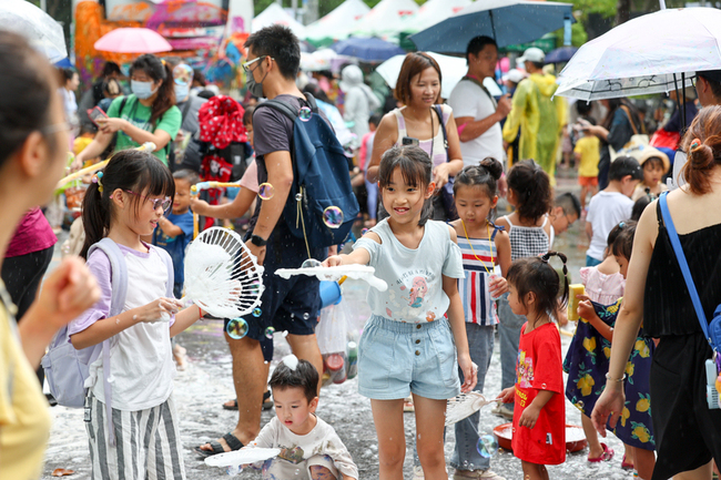 瘋北大兒童上街趣登場  社區親子彩繪公車夯 | 華視新聞