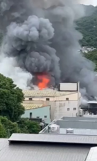 新北土城工廠大火竄濃煙 消防局籲周邊緊密門窗