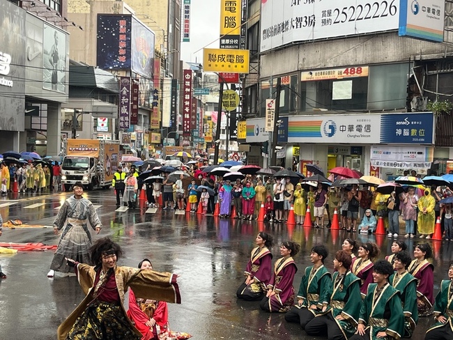 台中國際踩舞嘉年華移師豐原  雨中演出民眾相挺 | 華視新聞