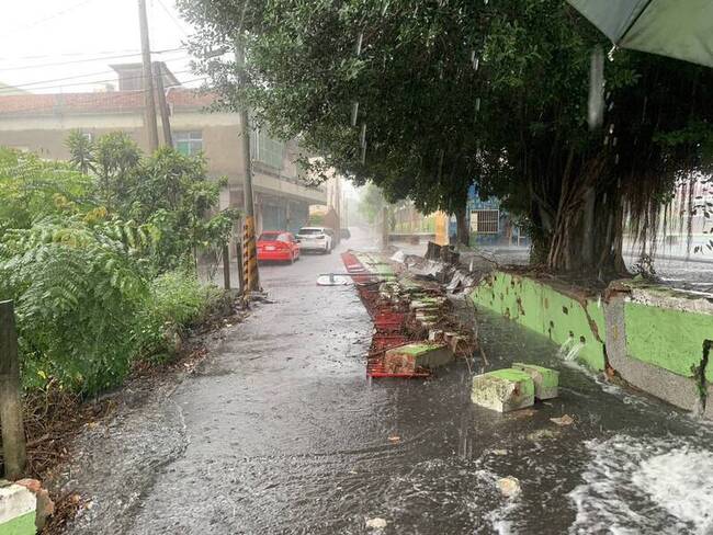 彰化大雨  大村部分淹水、花壇三春國小圍牆倒塌 | 華視新聞