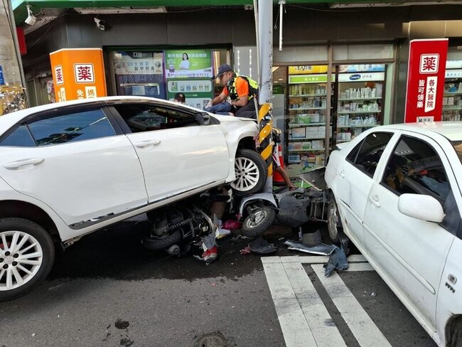 雲林虎尾2車疑馬路追逐撞3機車 6人輕重傷送醫 | 華視新聞