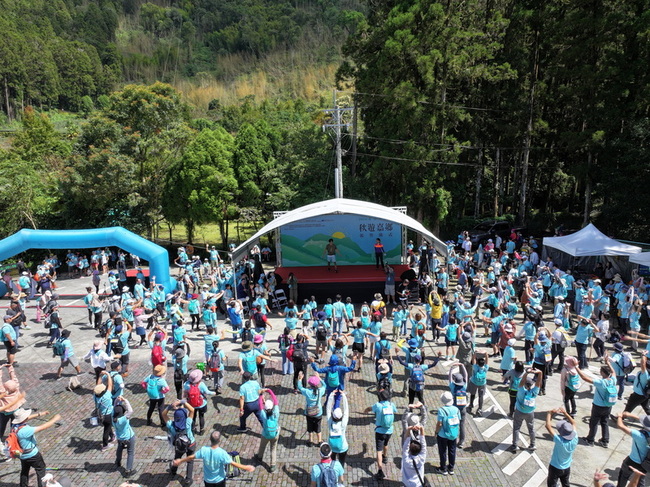 秋遊嘉鄉結合馬拉松晶片健行 千人體驗阿里山魅力 | 華視新聞