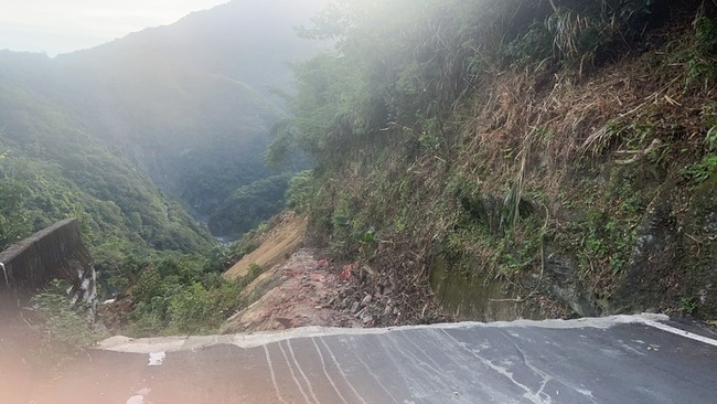 桃園雪霧鬧路坍方逾300人受困 替代道拚下午搶通 | 華視新聞