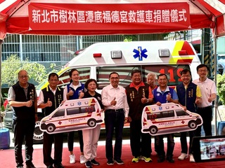 三峽警消添生力軍  樹林潭底福德宮贈高頂救護車