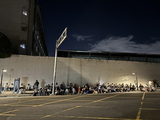 柯文哲遭羈押 80名小草聚集看守所外陪過中秋