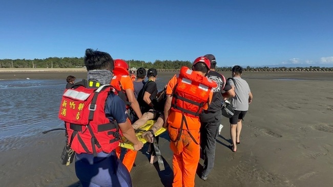 4名越南移工竹縣新豐海邊戲水  2人溺水1死1傷 | 華視新聞