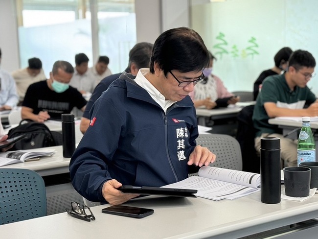 高雄推動淨零 陳其邁率首長取得國際碳中和證照 | 華視新聞