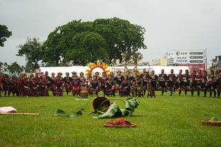 屏東年度盛事原住民族收穫節  百人雨中圍舞