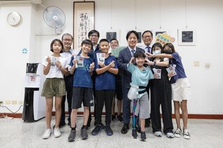 賴總統探單腳天使徐又立 盼逆風成長故事鼓舞更多人