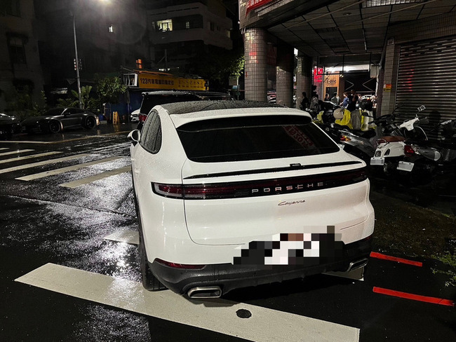 保時捷車主買假車牌上路  赴烤肉趴違停遭查獲 | 華視新聞