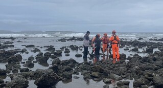 澎湖海釣船遇強風擱淺風櫃洞  4人求援獲救