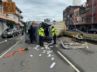竹市西濱聯結車翻覆  警消救出受困駕駛意識模糊