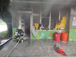 高雄茄萣國中學務處火警 假日辦公室雜物竟冒濃煙