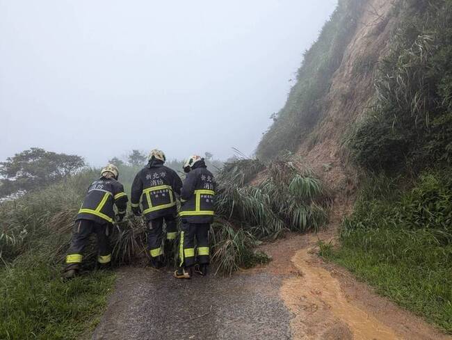 瑞芳本山地質公園旁土石滑落  3車5人一度受困 | 華視新聞