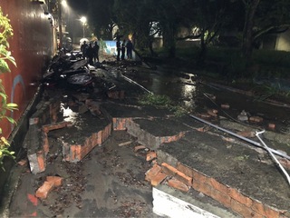 新北汐止大雨疑積水致圍牆倒塌  幸無人傷亡