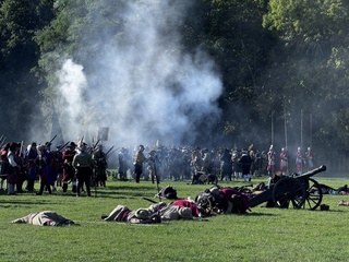 重現捷克白山戰役槍砲巨響 逾千位士兵震撼演出