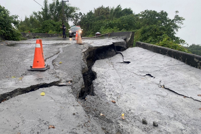 劇烈降雨掏空路基  台南官田區農路坍塌交通中斷 | 華視新聞