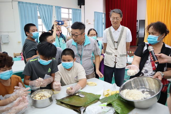 食米教育從田間到餐桌 銅門國小學童插秧又作香蕉飯 | 華視新聞