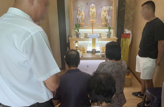 台中撞死女大生公車司機 靈前上香下跪道歉