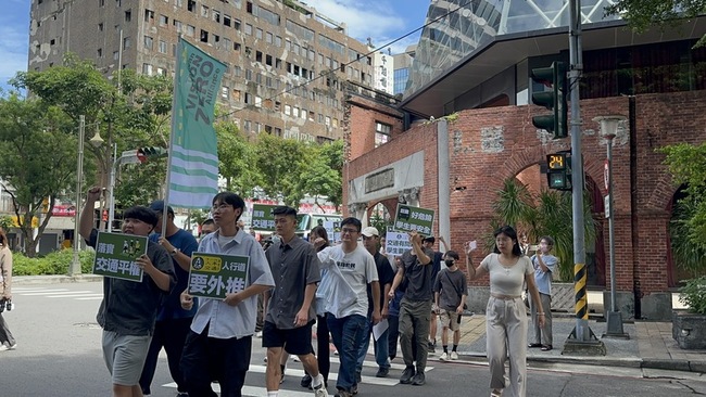 東海大學生到事故現場 默哀繞行提交通改善訴求 | 華視新聞