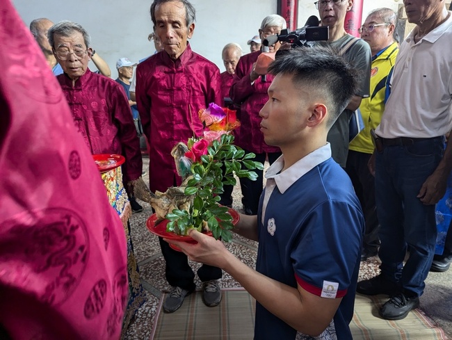 奧運連霸李洋返鄉金門2天1夜  古禮祭祖「晉匾」 | 華視新聞