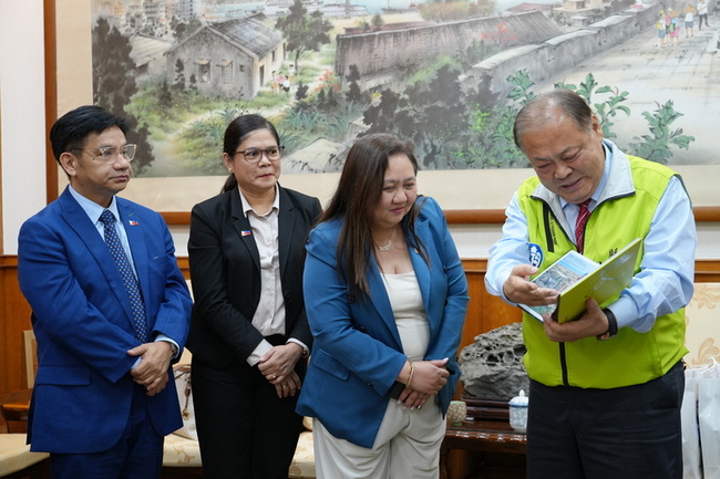 馬尼拉辦事處拜會澎湖縣長陳光復  交流移工權益 | 華視新聞