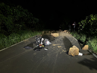 新北三峽大落石砸傷機車騎士 茅埔路暫封閉