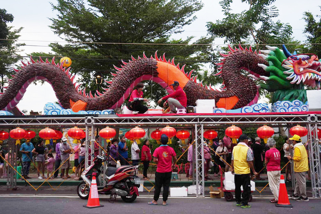 屏東東港迎王祭限定地景 以烏魚子為鱗雙龍漸成形 | 華視新聞