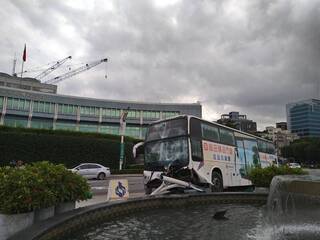 松山機場國光客運撞水池  釀司機、女乘客送醫