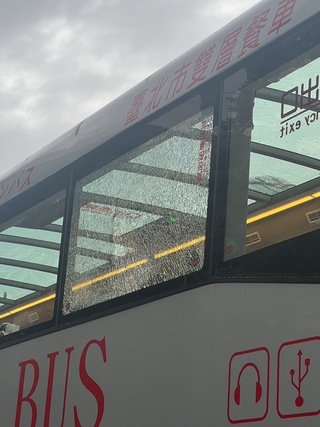 北市雙層觀光巴士車窗遭擊破 街友涉持彈弓亂射被逮