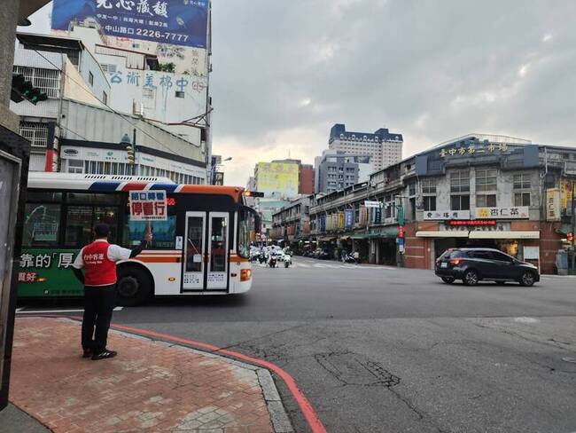 客運業者路口舉牌成效遭疑  中市府：不厭其煩提醒 | 華視新聞