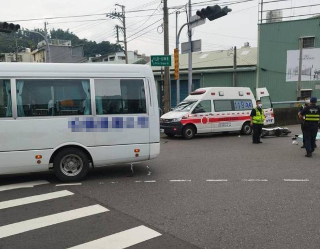 台中再發生死亡車禍 電動二輪車駕駛遭校車追撞亡 | 華視新聞