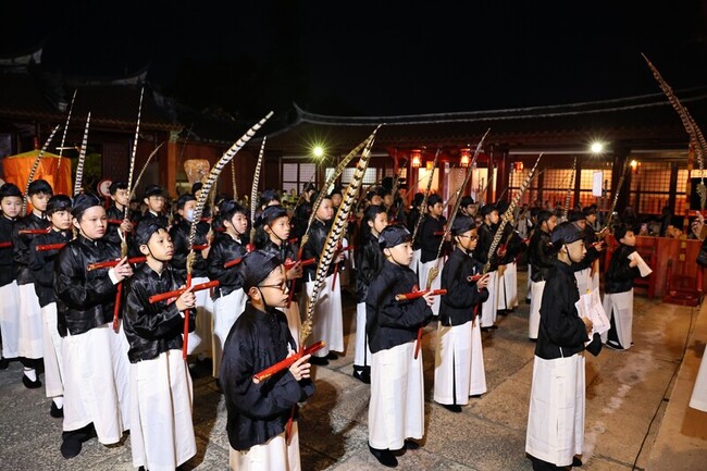 台南孔廟晨曦中祭孔 小學生跳六佾舞場面肅穆 | 華視新聞