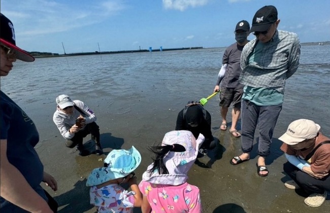 清華師生掃除外來種 守護香山溼地生態 | 華視新聞