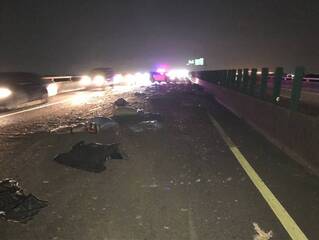 貨車雞糞肥料袋一路掉釀6車撞上 屏警攔獲送辦開罰