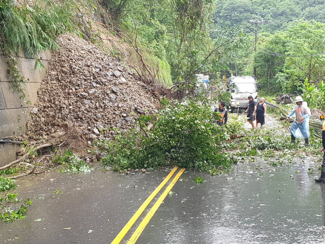 新北坪林北宜公路土石坍方  開放單線雙向通行 | 華視新聞