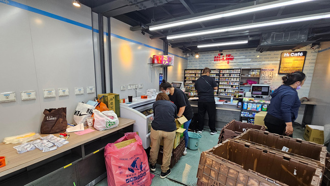 全台唯一躲颱風超商  萊爾富美堤店又搭車跑了 | 華視新聞