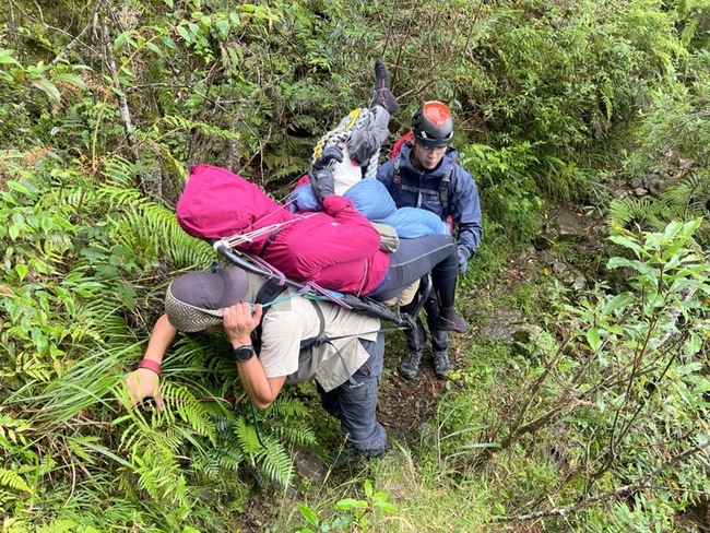 女山友南投雙龍林道摔邊坡 颱風山陀兒來襲前獲救 | 華視新聞