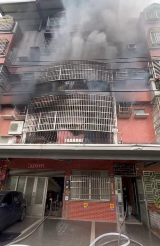 台中透天住宅起火冒煙  屋主報案搶救無人傷亡