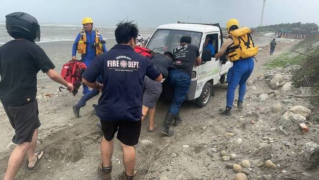 颱風山陀兒來襲  台中貨車陷沙灘消防人員助脫困 | 華視新聞