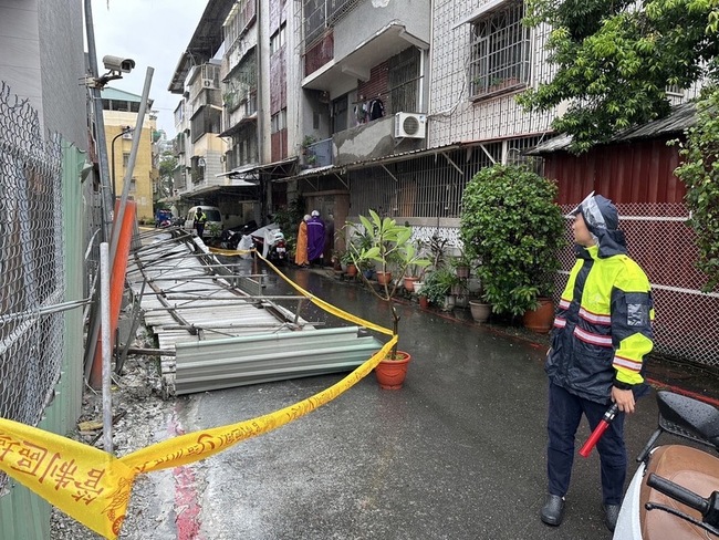 颱風山陀兒來襲 高雄路旁機車被移慘遭傾倒圍籬壓損 | 華視新聞