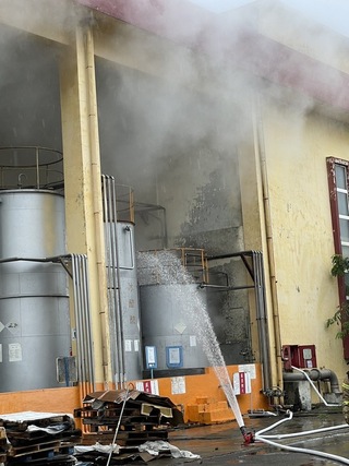 台南工廠疑雙氧水儲槽洩漏  暫停產線噴水霧防護