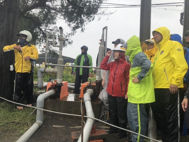 颱風山陀兒強浪釀枋寮海堤潰堤 周春米視察籲勿靠近 | 華視新聞