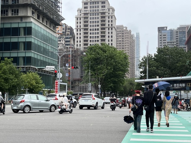 全台放颱風假引議論  部分縣市無風雨百貨照開 | 華視新聞