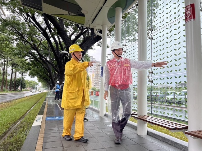 高雄午後風雨漸大  輕軌沿線樹木加固作業持續 | 華視新聞