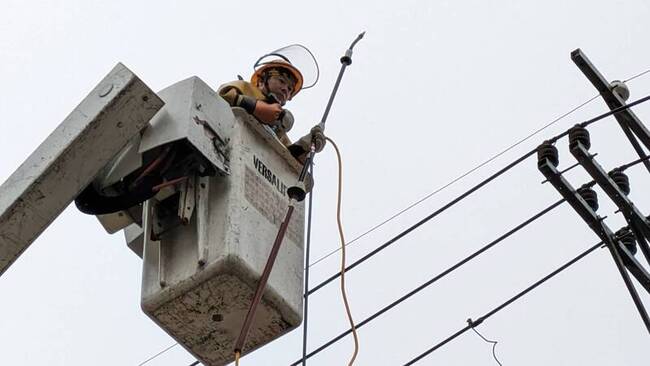 颱風來襲防鹽塵害 台電清洗清水梧棲電桿礙子 | 華視新聞