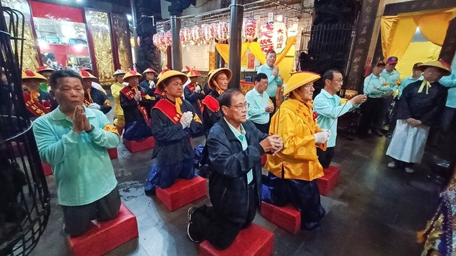 東港平安迎王祭典中、農區遶境 擲筊請示不補辦 | 華視新聞