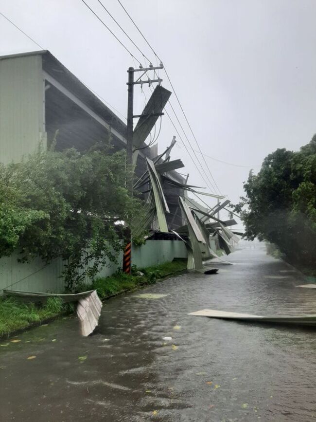 颱風山陀兒來襲  高雄風強雨大停電逾3000戶 | 華視新聞