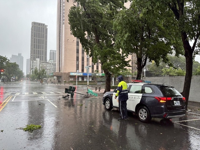 颱風山陀兒來襲高雄風雨轉強 電動車騎士遭路樹壓傷 | 華視新聞