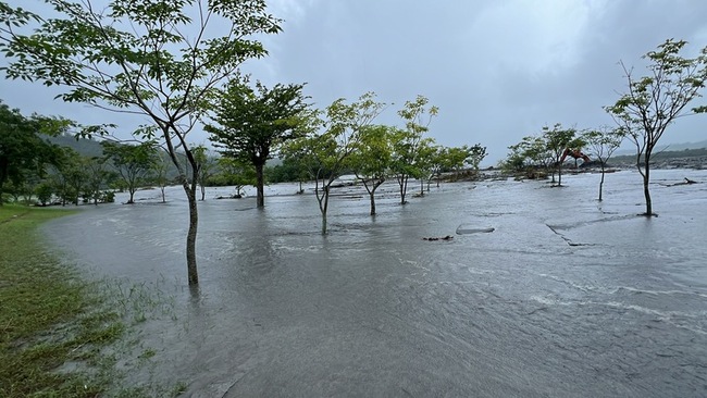 颱風侵襲台東鹿寮溪潰堤  淹沒半個新良濕地公園 | 華視新聞